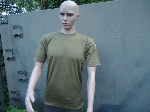 Schweizer Armee T- Shirt 90 oliv mit Abzeichen gebraucht